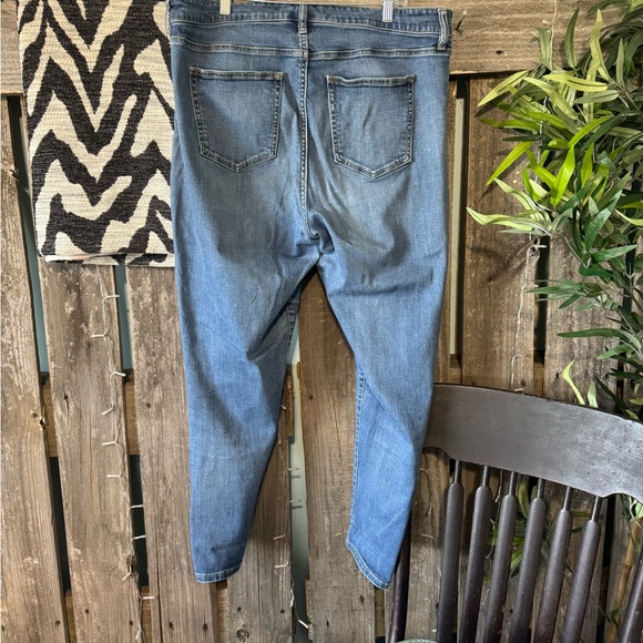 Liverpool Women's Faded Blue Straight Leg Jeans - Picture 2 of 3